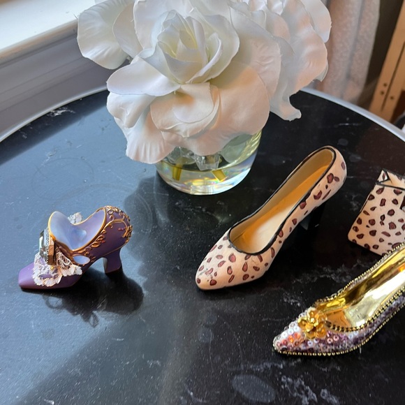 The Ashton-Drake Heirloom Stepping in Time Collectible Shoe 👠 - Picture 6 of 8